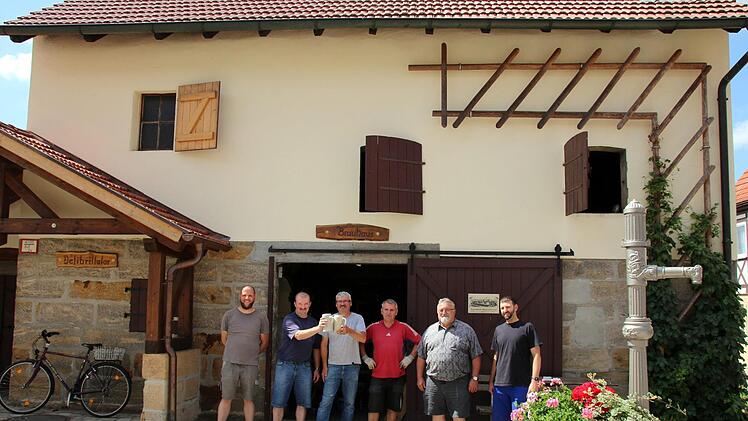 Ende Juni wussten Bernd und Helfried Schleicher, Bernhard Br&uuml;ckner, Manfred W&ouml;hner, Josef und Norbert Br&uuml;ckner (von rechts), dass das vorbildlich sanierte Kommun-Brauhaus mit Backhaus mit einem Staatspreis ausgezeichnet werden soll.  Foto: Bettina Knauth