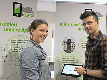 Hannah Friedrich und Moritz Gemeinder erklären auf dem Tablet, wie die Erlebnis-App (ganz oben) funktioniert. Foto: Ulrike Nauer