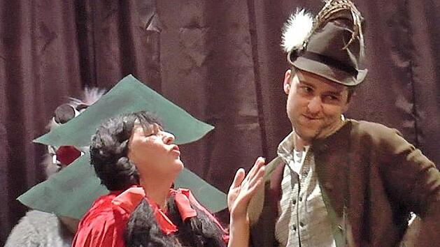 Rotk&auml;ppchen und der J&auml;ger flirteten miteinander. Das M&auml;rchen wurde ganz neu erz&auml;hlt, was einen wahren Beifallssturm in der B&uuml;ttensitzung im Thereser Gemeindeteil Horhausen ausl&ouml;ste.  Foto: Christian Licha