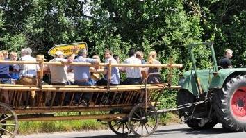 Die Musiker waren mit einem Traktorgespann unterwegs.   Foto: Mark Oliva