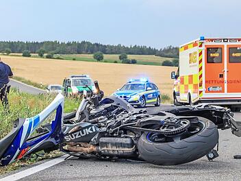 Keine Chance hatte der Motorradfahrer bei der Kollision mit einem Auto. Foto: News5/Merrzbach