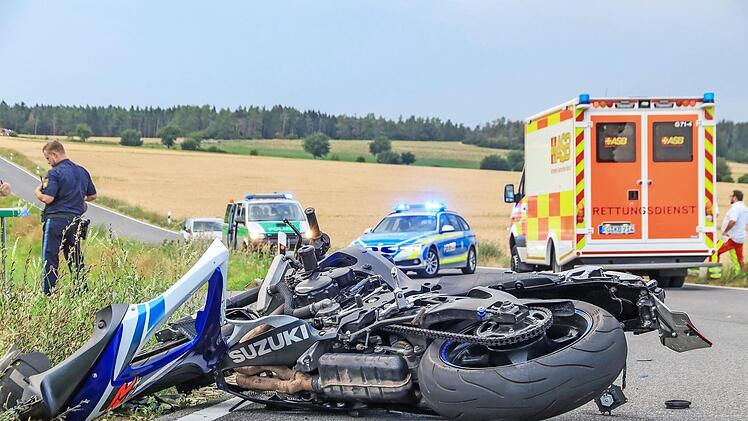 Keine Chance hatte der Motorradfahrer bei der Kollision mit einem Auto. Foto: News5/Merrzbach