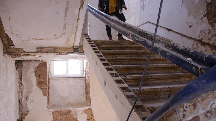 Im Nebentreppenhaus haben die Treppenbauer die Baluster aus dem Geländer herausgehoben. Die Holzstreben werden in der Werkstatt aufgearbeitet.  Foto: Benedikt Borst