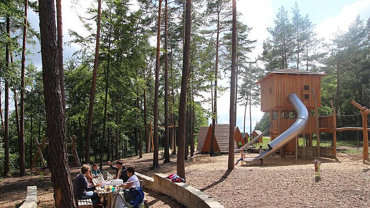 Während die Kinder toben können die Erwachsenen ein schönes Picknick machen.
