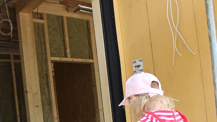 Die ersten Kinder betreten den neuen Kindergarten in Volkers. Das war im Juni 2018. Foto: Archiv/Julia Raab