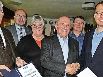 Für seine Verdienste um den CSU-Ortsverband Harsdorf wurde Wilfried Löwinger zum Ehrenvorsitzenden ernannt. Von links Bürgermeister Günther Hübner, stellvertretender CSU-Ortsvorsitzender Manfred Zapf, stellvertretende CSU-Kreisvorsitzende Brigitte...
