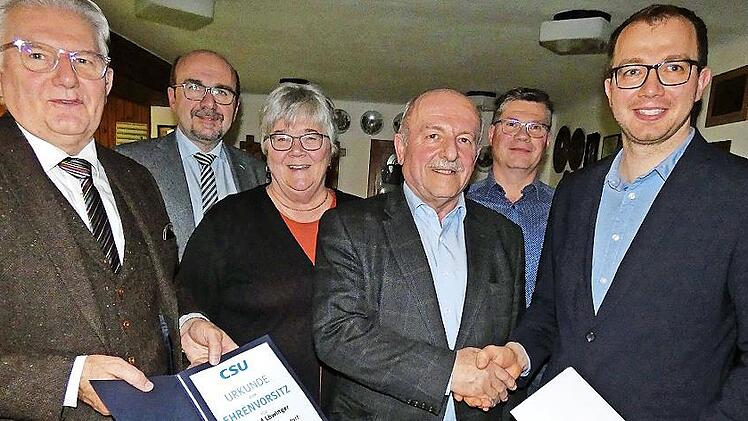 Für seine Verdienste um den CSU-Ortsverband Harsdorf wurde Wilfried Löwinger zum Ehrenvorsitzenden ernannt. Von links Bürgermeister Günther Hübner, stellvertretender CSU-Ortsvorsitzender Manfred Zapf, stellvertretende CSU-Kreisvorsitzende Brigitte...