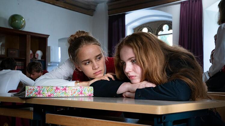 Ricarda van Dieken (Lina Hüesker, links) und Nina Berg (Alix Heyblom) sind zwei Mädchen aus gutem Haus - und beste Freundinnen.