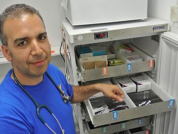 Arman Behdjati-Lindner ist ein lieber Mensch, aber als Kinderarzt muss er eben doch mal pieksen. Dann schaut er zu, dass er seine kleinen Patienten wenigstens ein bisschen beschäftigt. Zum Beispiel mit dem Hustentrick. Der wird hier aber nicht verraten. Die Impfdosen - manche fix und fertig schon in Spritzen verpackt - liegen im Kühlschrank der Kinderarztpraxis bei Temperaturen zwischen zwei und acht Grad Celsius.  Foto: kra