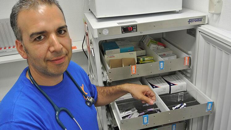 Arman Behdjati-Lindner ist ein lieber Mensch, aber als Kinderarzt muss er eben doch mal pieksen. Dann schaut er zu, dass er seine kleinen Patienten wenigstens ein bisschen beschäftigt. Zum Beispiel mit dem Hustentrick. Der wird hier aber nicht verraten. Die Impfdosen - manche fix und fertig schon in Spritzen verpackt - liegen im Kühlschrank der Kinderarztpraxis bei Temperaturen zwischen zwei und acht Grad Celsius.  Foto: kra