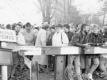 Die letzten Stunden des Schlagbaums an der Gebrannten Brücke in Neustadt, sind gekommen. Fotos: CT-Archiv