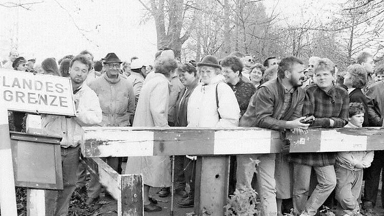 Die letzten Stunden des Schlagbaums an der Gebrannten Brücke in Neustadt, sind gekommen. Fotos: CT-Archiv