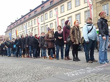 Eine lange Schlange bildete sich auf dem Maxplatz in Bamberg, die Intiatorin Heike Temmel stand an der Spitze. Fotos: Johannes Görz