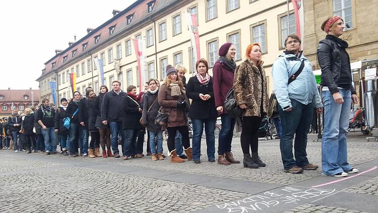 Eine lange Schlange bildete sich auf dem Maxplatz in Bamberg, die Intiatorin Heike Temmel stand an der Spitze. Fotos: Johannes Görz