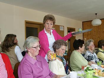 Rosi Hauck arbeitet seit Jahren im Seniorenkreis-Team mit, hat jetzt die Leitung übernommen und dazu zwei neue Unterstützerinnen gefunden. Fotos: Sabine Weinbeer