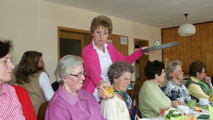 Rosi Hauck arbeitet seit Jahren im Seniorenkreis-Team mit, hat jetzt die Leitung übernommen und dazu zwei neue Unterstützerinnen gefunden. Fotos: Sabine Weinbeer