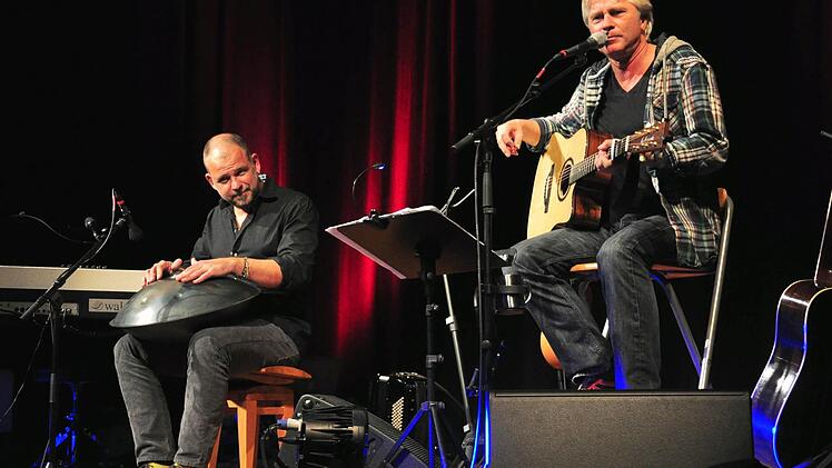 Schöne Musik und tolle Texte: Werner Schmidbauer & Martin Kälberer (von links) faszinierten ihr Publikum. Foto: Ulrike Langer