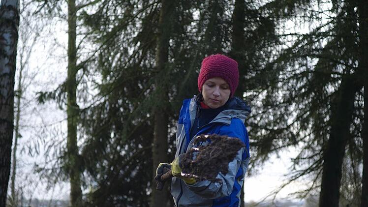 Viel Erde hat ins Hochbeet gepasst. BR-Redakteurin Dagmar Besand verwendet dafür zum Teil den Erdaushub, der bei anderen Baustellen im Garten angefallen ist. Foto: Dagmar Besand