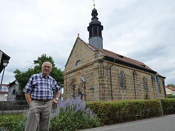 Annakapellenvereins-Vorsitzender Helmut Gunreben vor der Kapelle in Hallstadt Foto: Ronald Rinklef