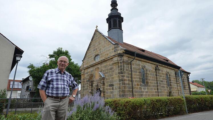 Annakapellenvereins-Vorsitzender Helmut Gunreben vor der Kapelle in Hallstadt Foto: Ronald Rinklef