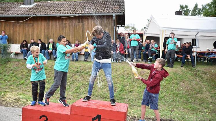 Siegerehrung in der Leichtgewichtsklasse: 1. Robin Hehn mit "Carlos" aus Sechsthal, 2. Philipp und Elias Hetterich aus Zeil im "Bratwurstflitzer", 3. "Rockstar Energy" mit Leon Schleyer aus Riedbach