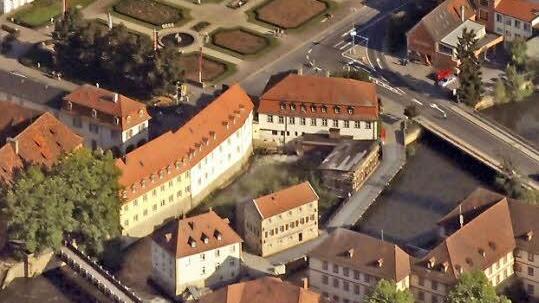 Zwischen der Nonnenbrücke (rechts) und dem Geyerswörthsteg (links) liegt die Brachfläche mit der Ruine der Sterzersmühle.