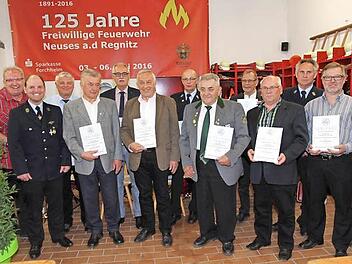 Vereinsehrungen bei der FFW Neuses: die geehrten Mitglieder für 50- und 60-jährige Mitgliedschaft mit dem Vorsitzenden Michael Hofmann  Fotos: Matthias Erlwein