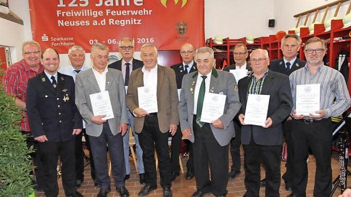 Vereinsehrungen bei der FFW Neuses: die geehrten Mitglieder für 50- und 60-jährige Mitgliedschaft mit dem Vorsitzenden Michael Hofmann  Fotos: Matthias Erlwein
