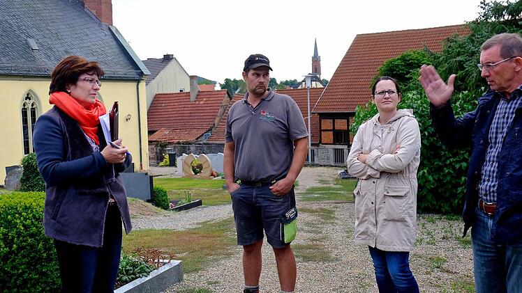 Ortstermin auf dem Euerdorfer Friedhof: Der Gemeinderat beschäftigte sich zwei Stunden mit der Neugestaltung des Areals. Am Ende machte Bürgermeisterin Patricia Schießer (links) deutlich, dass die Umsetzung der Friedhofsplanung womöglich Jahrzehnte dauern wird, da es sich um ein sensibles Thema handelt.  Foto: Gerd Schaar