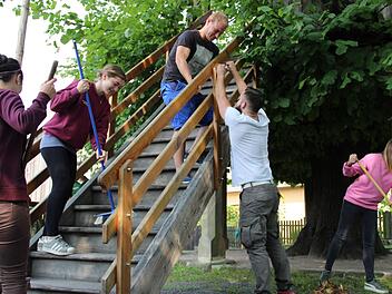 Die Platzpaare sind seit Wochen mit dem Aufbau der Limmersdorfer Kerwa beschäftigt. Foto: Katharina Müller-Sanke