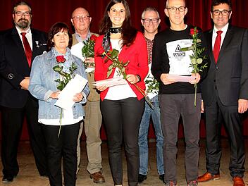 Bereitschaftsleiter Markus Geiger (links) und Bürgermeister Rolf Rosenbauer konnten eifrige Blutspender auszeichnen (von links):  Markus Geiger Christine Müller, Heinrich Barthelmann, Maria Götz, Stefan Janson,  Stefan Westhäuser,  Bürgermeister Rolf Rosenbauer. Foto: Michael Stelzner