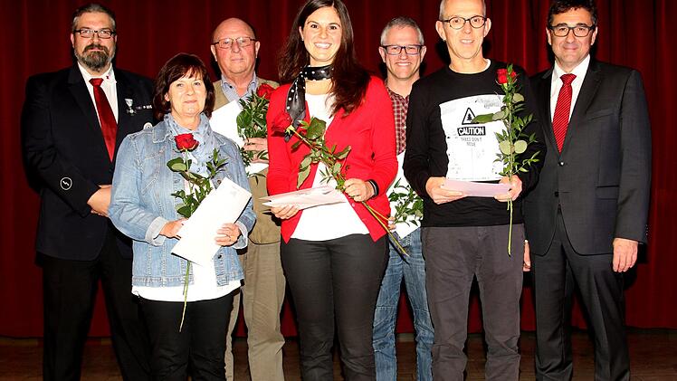 Bereitschaftsleiter Markus Geiger (links) und Bürgermeister Rolf Rosenbauer konnten eifrige Blutspender auszeichnen (von links):  Markus Geiger Christine Müller, Heinrich Barthelmann, Maria Götz, Stefan Janson,  Stefan Westhäuser,  Bürgermeister Rolf Rosenbauer. Foto: Michael Stelzner