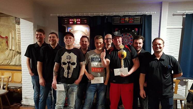 Daumen hoch! Stolz präsentiert Danny Plass den Wanderpokal und sein Siegerkuvert um kurz vor halb Zwei; daneben der Zweiplatzierte Fabian Fischer und Überraschungsdritter Matthias Wolf (beide ebenfalls mit Siegerkurverts). Die Organisationscrew des TBVfL Neustadt/Wildenheid - hinten von links: Sebastian Hofmann, Florian Friedrich, Vorsitzender Bastian Bieberbach, Sebastian Grimm, Tim Fischer und Turnierleiter Alessandro Stefanizzi leisteten hervorragende Arbeit.  Fotos: privat/Hagen Lehmann