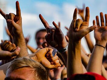 Bei perfektem Frühsommerwetter ist Rock im Park am Freitag gestartet. Während des beim Schwesterfestival Rock am Ring rechnete, konnten sich die Festivalgänger in Nürnberg sonnen. Foto: Matthias Hoch
