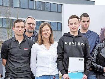 Die vier erfolgreichen Azubis, die ihre Ausbildung abgeschlossen haben, mit den Vertretern des Unternehmens  Foto: Bosch Rexroth/Harald Leisentritt