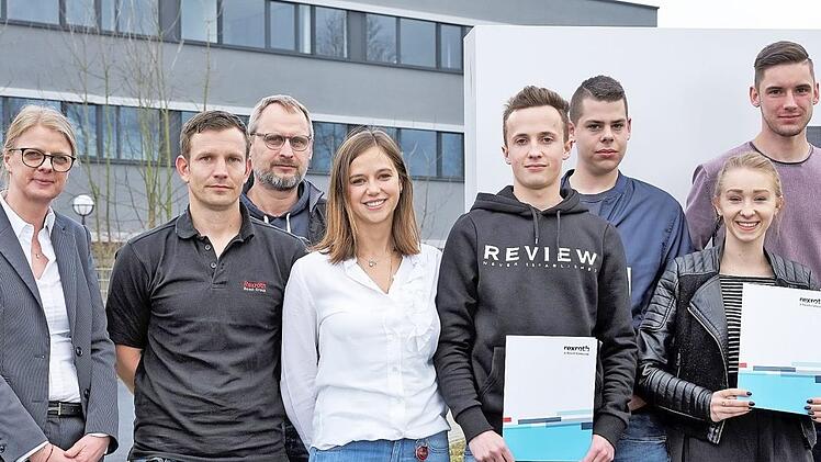 Die vier erfolgreichen Azubis, die ihre Ausbildung abgeschlossen haben, mit den Vertretern des Unternehmens  Foto: Bosch Rexroth/Harald Leisentritt