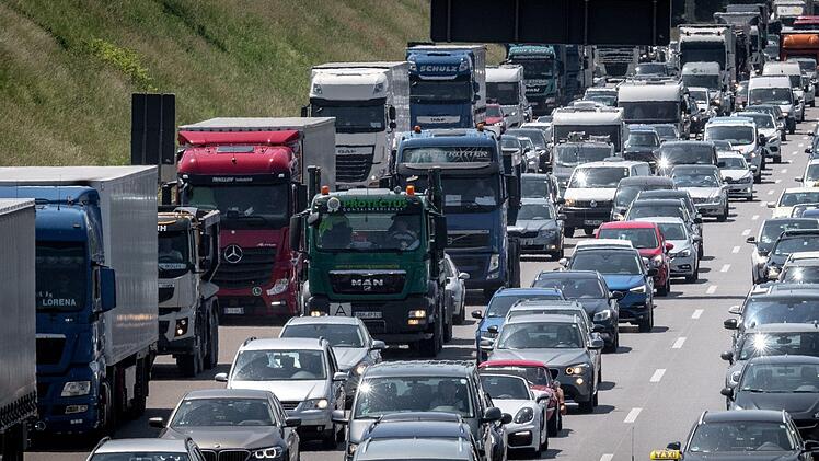 Chaotische Szenen auf A9: Autofahrer wendeten während eines Staus auf der Autobahn und fuhren über die Rettungsgasse zurück. Symbolfoto: Sina Schuldt/dpa