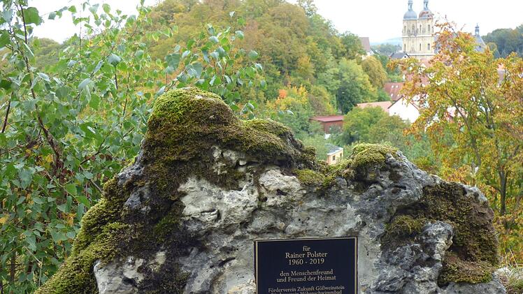 Dieser Ort war einer der Lieblingsplätze von Rainer Polster und hier wurde die Gedenktafel angebracht. Im Hintergrund bietet sich ein toller Ausblick auf das Wiesenttal, die Burg und die Basilika.