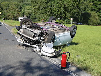 Auto &uuml;berschl&auml;gt sich nach Kollision mit Traktorgespann bei Thurnau
