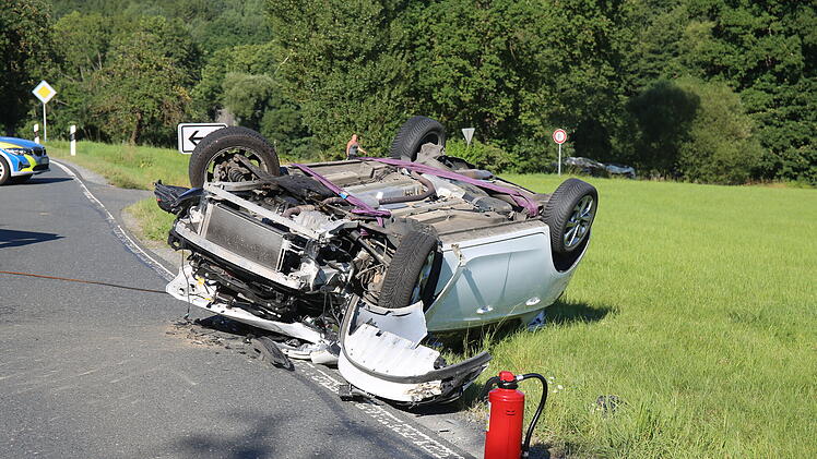 Auto &uuml;berschl&auml;gt sich nach Kollision mit Traktorgespann bei Thurnau