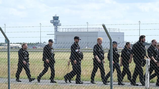 Polizisten auf dem Flughafen Leipzig/Halle