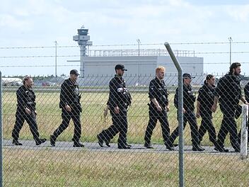 Polizisten auf dem Flughafen Leipzig/Halle
