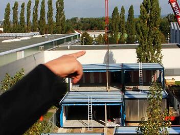 Simone Bach: "Bis Ende November werden diese Arbeitscontainer bezugsfertig sein."  Foto:  Josef Hofbauer