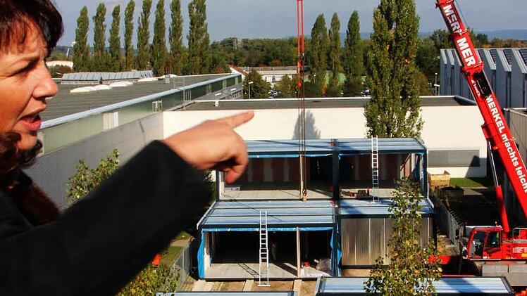 Simone Bach: "Bis Ende November werden diese Arbeitscontainer bezugsfertig sein."  Foto:  Josef Hofbauer