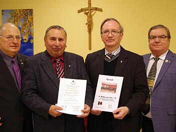 Bei der Kolpingsfamilie Bad Kissingen wurden Mitglieder für ihre langjährige Mitgliedschaft geehrt. Unser Bild zeigt dabei (von links) Axel Mager, August Wolf, Dekan Thomas Keßler und Walter Horn. Foto: Werner