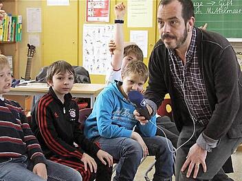 BR-Reporter Jochen Wobser auf der Jagd nach Fragen und Kommentaren aus Schülerkreisen. Foto: Gerd Schaar