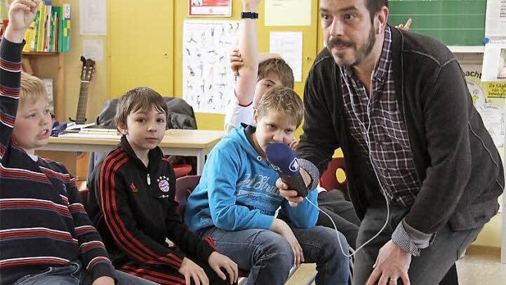 BR-Reporter Jochen Wobser auf der Jagd nach Fragen und Kommentaren aus Schülerkreisen. Foto: Gerd Schaar