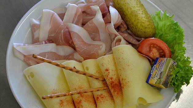 BROTZEIT: Seine Speisen muss jeder Gast mitbringen k&ouml;nnen. Aber: keine Pizza oder D&ouml;ner. Besser: Radieschen, Ziebelesk&auml;s und Tomaten.  Foto: Ronald Rinklef