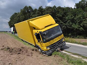 Der in den Acker gekippte Lastwagen bei Oberreichenbach soll bis 15 Uhr wieder auf die Straße gestellt sein.  Fotos: Roland Meister