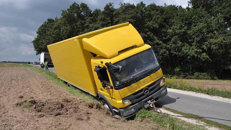 Der in den Acker gekippte Lastwagen bei Oberreichenbach soll bis 15 Uhr wieder auf die Straße gestellt sein.  Fotos: Roland Meister